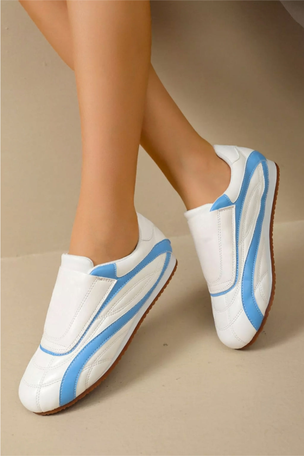 Vegane Slip-on-Sneaker aus Kunstleder mit Kontrastdesign