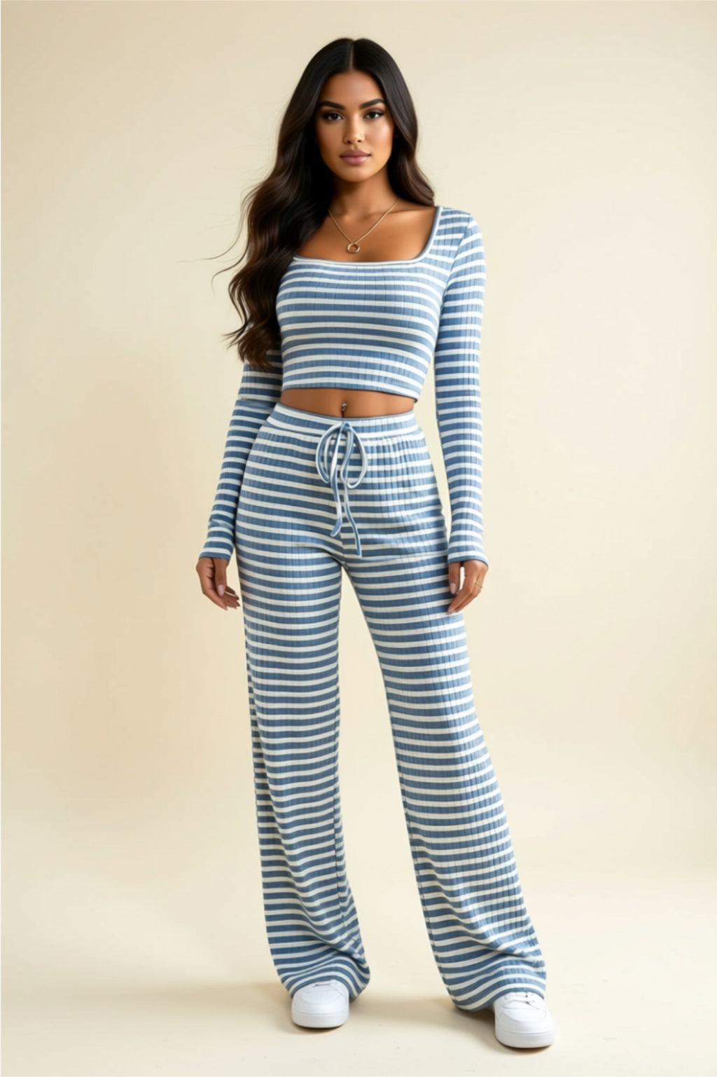 Gestreiftes Loungewear-Set mit eckigem Ausschnitt, langen Ärmeln und Hose