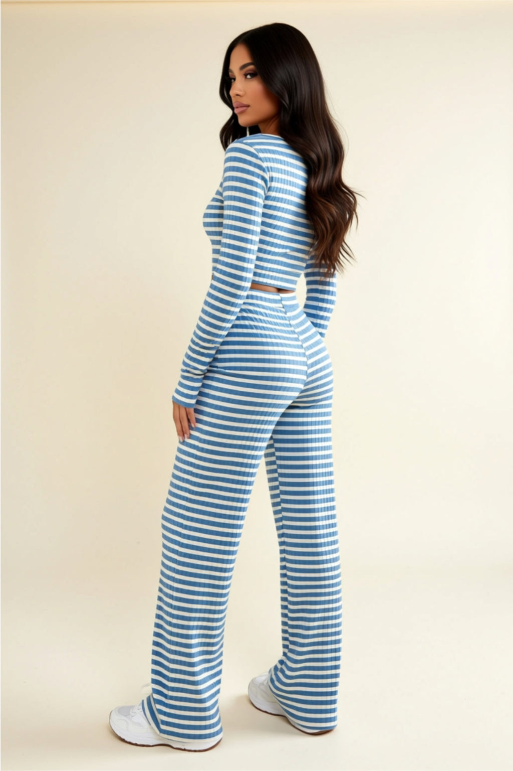 Gestreiftes Loungewear-Set mit eckigem Ausschnitt, langen Ärmeln und Hose