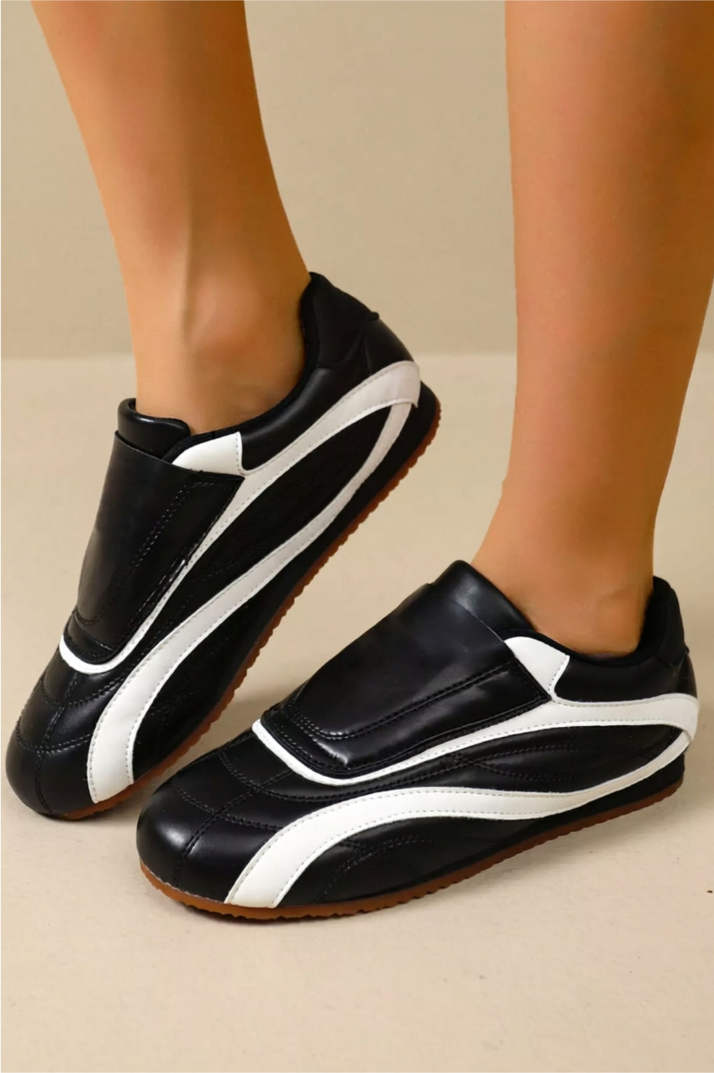 Vegane Slip-on-Sneaker aus Kunstleder mit Kontrastdesign