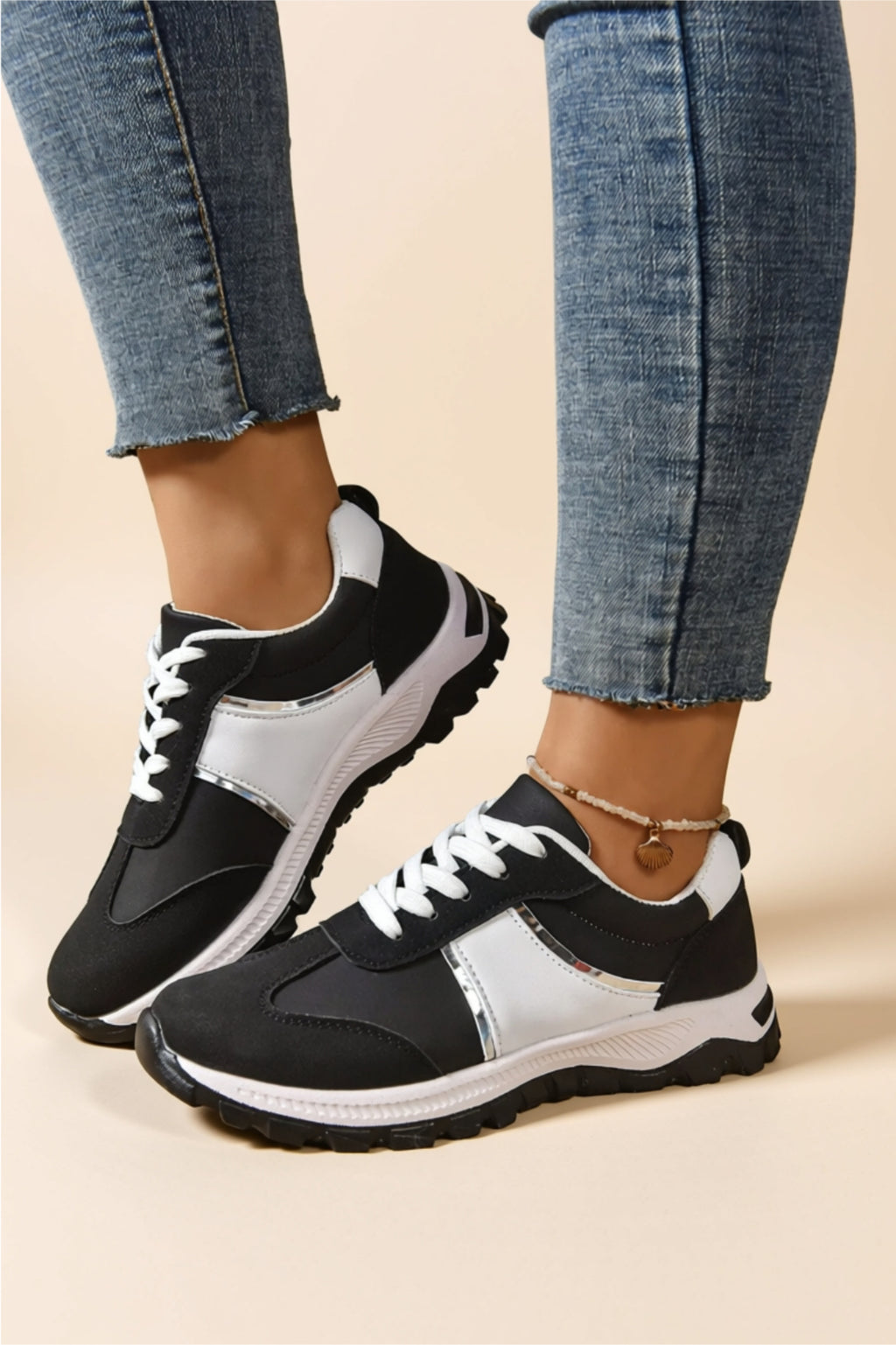 Klassische Schnür-Sneaker aus veganem Leder