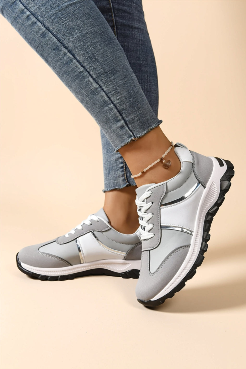 Klassische Schnür-Sneaker aus veganem Leder