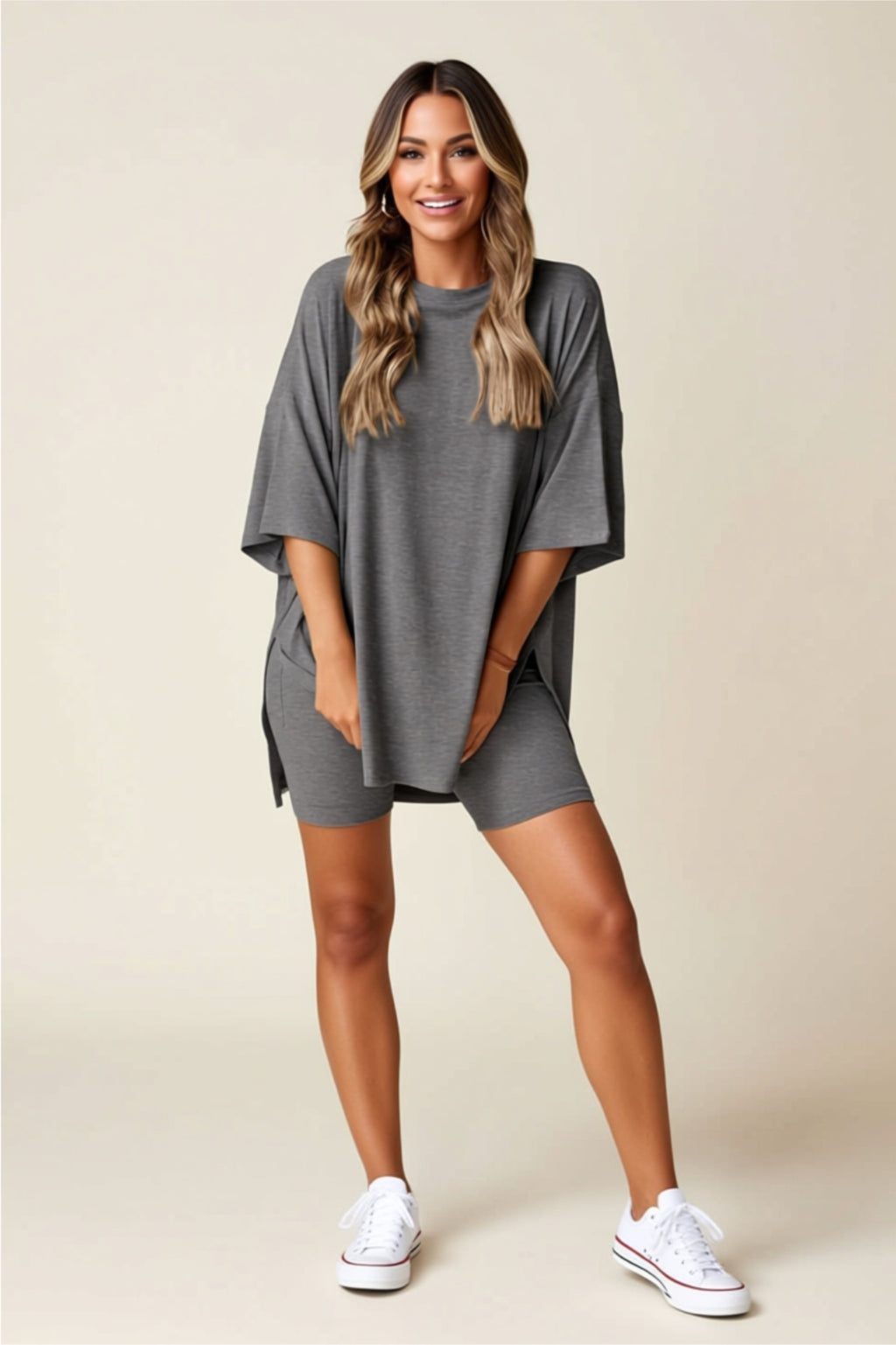 Oversized Zweiteiliges Lounge-Set mit Oberteil mit Schlitzsaum und passenden Shorts