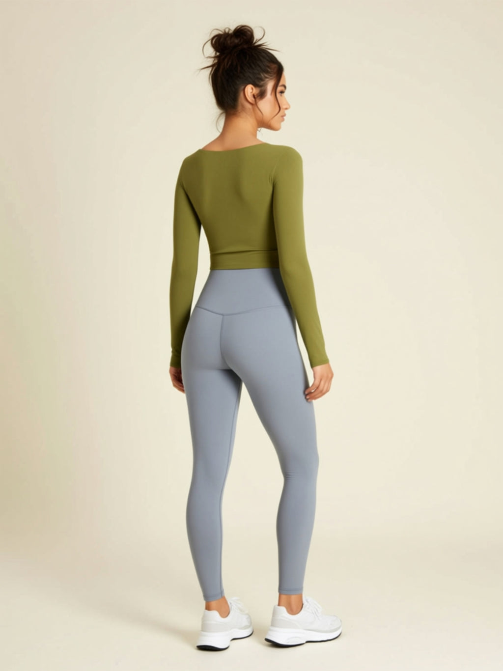 Kurzes Yoga-Top mit langen Ärmeln