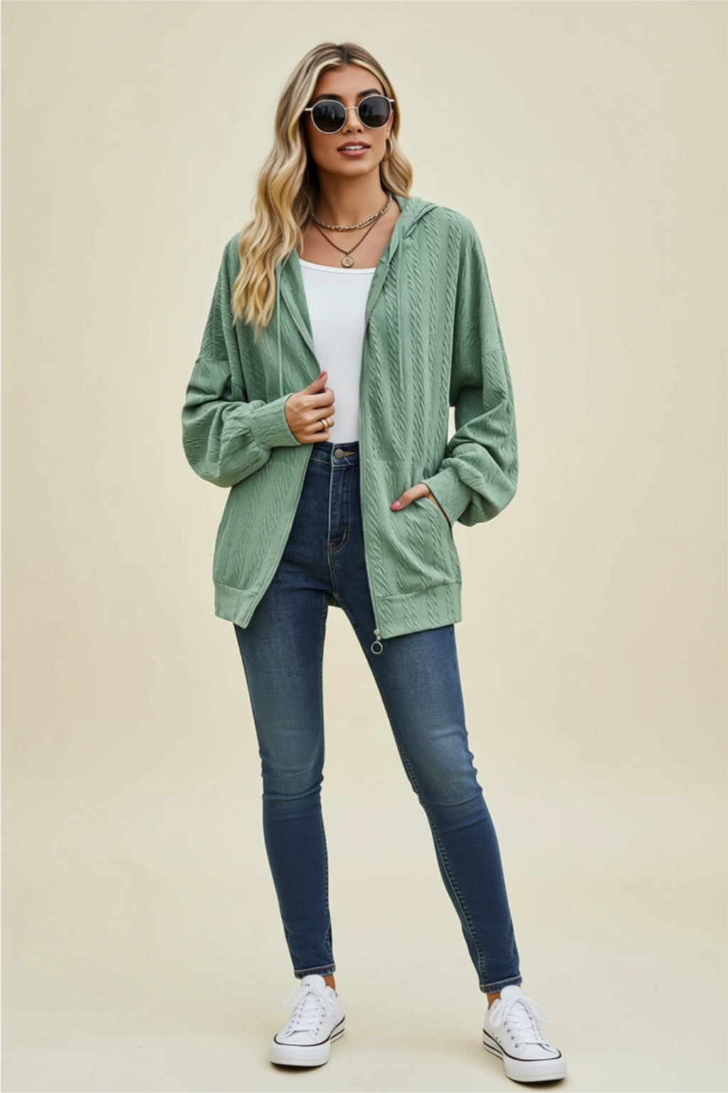 Kapuzenjacke mit Reißverschluss, Kordelzug und Taschen