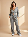 Zweiteiliges Set aus Kapuzenjacke mit Reißverschluss und Hose mit Kordelzug