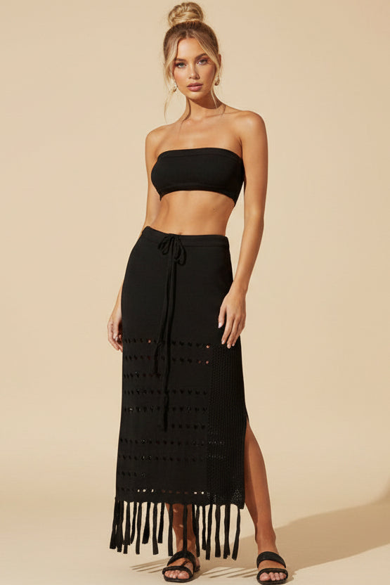 Zweiteiliges Strickrock-Strandset – trägerloses Bandeau-Oberteil und Rock mit hohem Schlitz und Quasten