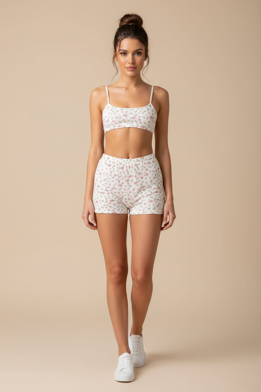 Romantisches bauchfreies Cami-Top und tief sitzende Shorts als passendes Set