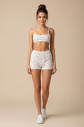 Romantisches bauchfreies Cami-Top und tief sitzende Shorts als passendes Set