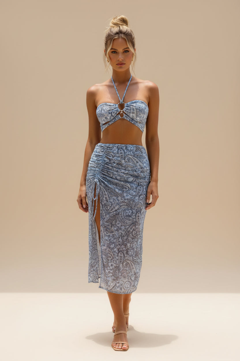 Bedrucktes dreiteiliges Schwimmset – Bandeau-Bikinioberteil, passendes Höschen und geraffter Pareo-Rock