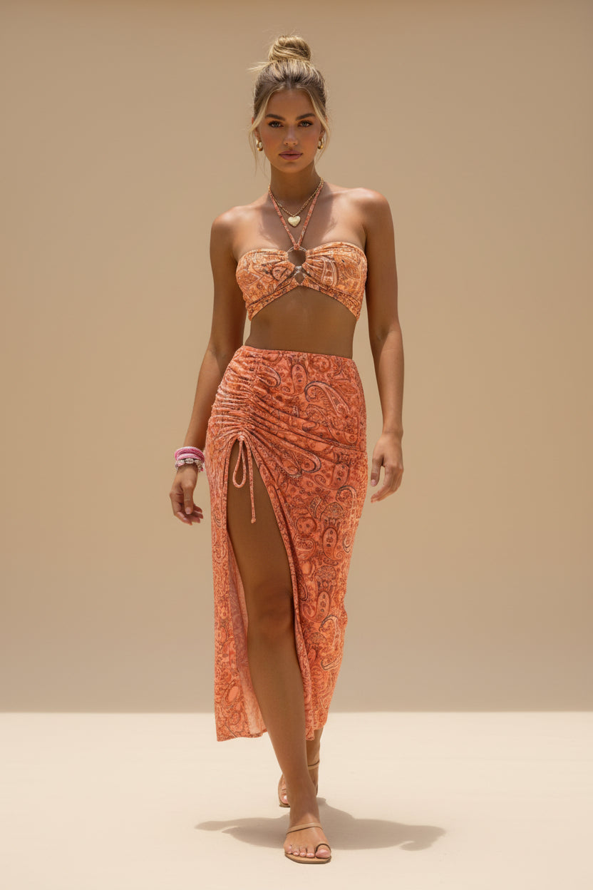 Bedrucktes dreiteiliges Schwimmset – Bandeau-Bikinioberteil, passendes Höschen und geraffter Pareo-Rock