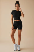 Schwarzes zweiteiliges Set aus Kurzarmshirt und Shorts mit Tunnelzug